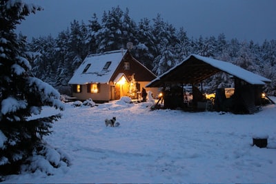 2 雪中的房子
